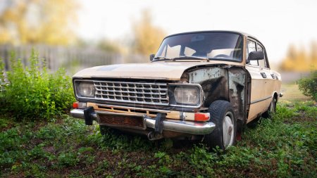 Foto de Un auto viejo. Coche oxidado. Desmontado coche abandonado en la noche. Enfoque selectivo - Imagen libre de derechos
