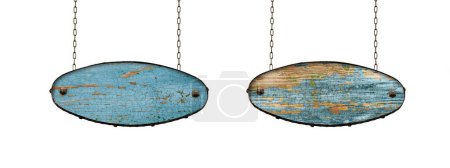 Téléchargez les photos : Panneau bleu vierge en bois accroché aux chaînes de fer. Deux panneaux de contreplaqué isolés sur fond blanc - en image libre de droit