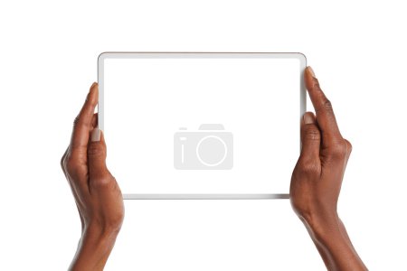 Téléchargez les photos : Gros plan des mains de femme afro-américaine montrant tablette numérique sur fond blanc avec écran vide. Fille noire mains tenant tablette numérique avec écran vide isolé. - en image libre de droit