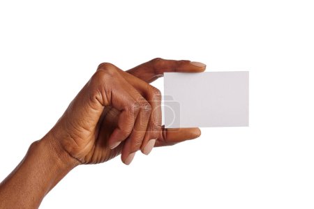 Foto de Primer plano de la mano de mujer negra sosteniendo pancarta en blanco sobre fondo blanco. Mano de niña afroamericana mostrando tarjeta de visita en blanco aislada. Mano femenina mostrando tarjeta de visita. - Imagen libre de derechos