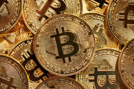 Foto de Varias monedas de oro bitcoin tiro desde arriba. Bitcoin fondo criptomoneda. Invertir en criptomoneda con bitcoin. - Imagen libre de derechos