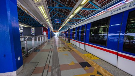 Téléchargez les photos : Kuala Lumpur, Malaisie - 21 août 2022 : Au quai de la gare centrale de KL ou KL Sentral, un train MRT du système ferroviaire Rapid KL s'arrête. Transports publics dans la capitale malaisienne KL - en image libre de droit