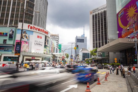 Foto de Kuala Lumpur, Malasia - 21 de agosto de 2022: En Starhill Square, frente al centro comercial Pavilion en el centro de la ciudad de KL. Una de las calles más concurridas de KL. Atasco de tráfico desde la mañana hasta la noche - Imagen libre de derechos