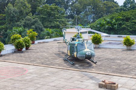 Téléchargez les photos : Ho Chi Minh Ville, Vietnam - 07 novembre 2022 : Hélicoptère sur le toit du palais de l'indépendance ou palais de la réunification à Saigon. Construit sur le site de l'ancien Palais Norodom à Ho Chi Minh-Ville, - en image libre de droit