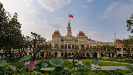 Téléchargez les photos : Ho Chi Minh Ville, Vietnam - 07 novembre 2022 : Hôtel de ville de Ho Chi Minh Ville. Vue panoramique de l'hôtel de ville de Ho Chi Minh au Vietnam. Saigon est une destination touristique populaire d'Asie. Vue du parc de la ville - en image libre de droit