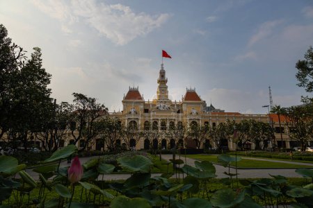 Téléchargez les photos : Ho Chi Minh Ville, Vietnam - 07 novembre 2022 : Hôtel de ville de Ho Chi Minh Ville. Vue panoramique de l'hôtel de ville de Ho Chi Minh au Vietnam. Saigon est une destination touristique populaire d'Asie. Vue du parc de la ville - en image libre de droit