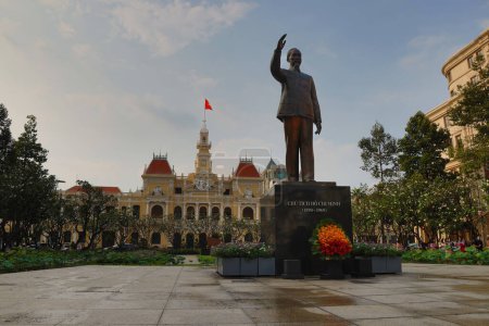 Téléchargez les photos : Ho Chi Minh Ville, Vietnam - 07 novembre 2022 : Hôtel de ville de la métropole vietnamienne Saigon. Statue de Ho Chi Minh devant la mairie de Ho Chi Minh Ville. Monument du dirigeant communiste de guerre du Vietnam - en image libre de droit