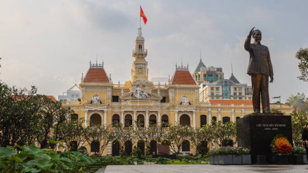 Téléchargez les photos : Ho Chi Minh Ville, Vietnam - 07 novembre 2022 : Hôtel de ville de Ho Chi Minh Ville. Vue panoramique de l'hôtel de ville de Ho Chi Minh Vietnam. Saigon destination touristique populaire de l'Asie. Trafic devant le bâtiment - en image libre de droit