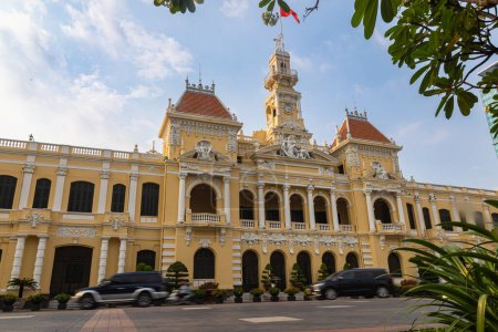 Téléchargez les photos : Ho Chi Minh Ville, Vietnam - 07 novembre 2022 : Hôtel de ville de Ho Chi Minh Ville. Vue panoramique de l'hôtel de ville de Ho Chi Minh Vietnam. Saigon destination touristique populaire de l'Asie. Trafic devant le bâtiment - en image libre de droit