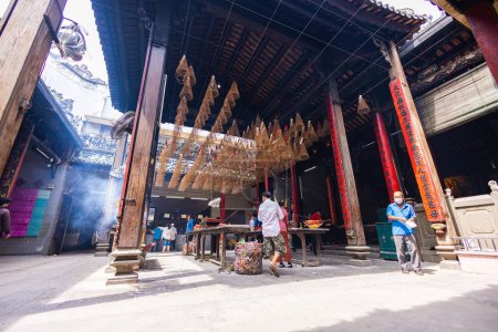 Téléchargez les photos : HO CHI MINH CITY, Vietnam - 8 novembre 2022 - Pagode Chua Ba Thien Hau à Saigon. À l'intérieur du temple Thien Hau, temple de style chinois de la déesse de la mer chinoise Mazu. Les gens avec de l'encens brûlant la prière. - en image libre de droit