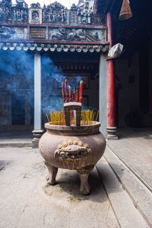 Téléchargez les photos : HO CHI MINH CITY, Vietnam - 8 novembre 2022 - Pagode Chua Ba Thien Hau à Saigon. À l'intérieur du temple Thien Hau, temple de style chinois de la déesse de la mer chinoise Mazu. Les gens avec de l'encens brûlant la prière. - en image libre de droit