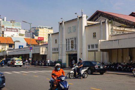 Téléchargez les photos : Ho Chi Minh Ville, Vietnam - 10 novembre 2022 : Le marché Ben Thanh dans le district 1 de Saigon. Le marché est situé dans le centre du quartier 1. Ben Thanh Market est également très animé la nuit - en image libre de droit