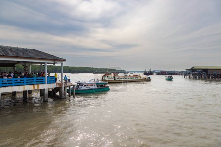 Foto de Pulau Ketam, Malasia - 26 de diciembre de 2022: Pulau Ketam literalmente traducido, significa isla de cangrejo, es una pequeña isla situada frente a la costa de Klang cerca de Kuala Lumpur. El embarcadero a Malasia continental - Imagen libre de derechos
