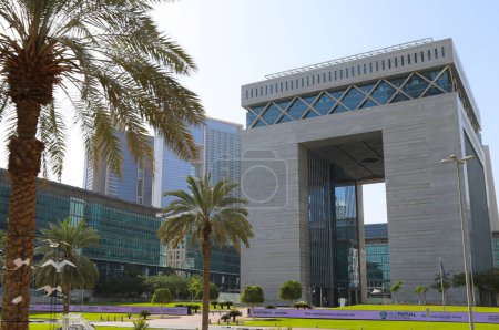 Foto de Dubai, Emiratos Árabes Unidos - 14 de febrero de 2022: Dubai Arc de Triomphe o La Puerta. El edificio Gate fue el primer edificio del Centro Financiero Internacional de Dubái. Puerta de entrada a un nuevo distrito financiero en Dubai. - Imagen libre de derechos