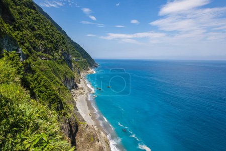 Foto de Impresionante vista revela la grandeza de los acantilados en la costa sureste de Taiwán, acantilado Qingshui cerca del Parque Nacional Taroko. Towering y exuberante, que pasan por alto el mar azul, evocando una sensación de asombro. Paisaje - Imagen libre de derechos