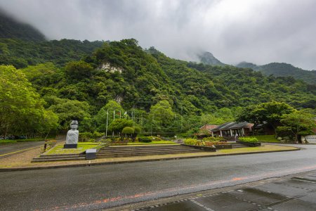 Téléchargez les photos : Parc national de Taroko, Taïwan - 24 mai 2023 : Le centre d'accueil est la porte d'entrée des merveilles naturelles. Design moderne et vue panoramique, il offre une introduction captivante au riche patrimoine du parc - en image libre de droit