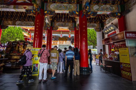 Foto de Sun Moon Lake, Taiwán - 24 de mayo de 2023: El encantador templo de Wenwu. El pueblo chino hace cola en la entrada para entrar en el templo con asombro con su gran arquitectura, colores vibrantes y aura sagrada - Imagen libre de derechos