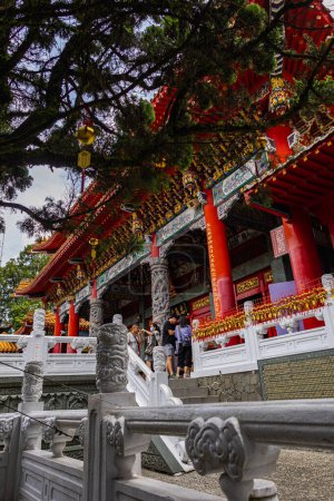 Foto de Sun Moon Lake, Taiwán - 24 de mayo de 2023: El encantador templo de Wenwu en Sun Moon Lake, Taiwán, sorprende con su gran arquitectura, colores vibrantes y aura sagrada. Una fascinante obra maestra de la cultura - Imagen libre de derechos