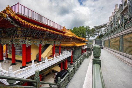 Foto de Sun Moon Lake, Taiwán - 24 de mayo de 2023: El encantador templo de Wenwu en Sun Moon Lake, Taiwán, sorprende con su gran arquitectura, colores vibrantes y aura sagrada. Una fascinante obra maestra de la cultura - Imagen libre de derechos