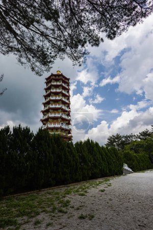 Foto de Sun Moon Lake, Taiwán - 24 de mayo de 2023: La pagoda Ci 'en en Sun Moon Lake en Taiwán es una magnífica estructura que ofrece impresionantes vistas. Se mantiene alto y sereno, simbolizando paz y tranquilidad - Imagen libre de derechos
