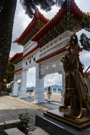 Foto de La puerta de entrada del Templo Xuan Zang en Sun Moon Lake, Taiwán, emana grandeza con intrincadas tallas y colores vibrantes, atrayendo a los visitantes a un reino sagrado de serenidad y reverencia. - Imagen libre de derechos