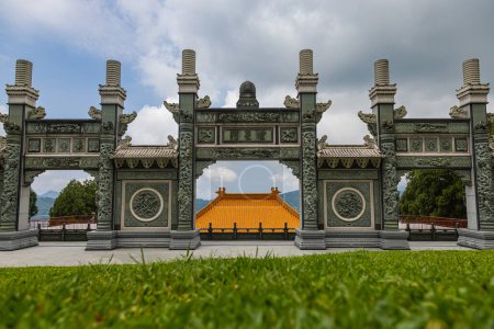 Foto de El encantador templo de Wenwu en Sun Moon Lake, Taiwán, sorprende con su gran arquitectura, colores vibrantes y aura sagrada. Una fascinante obra maestra de riqueza cultural y grandeza espiritual - Imagen libre de derechos