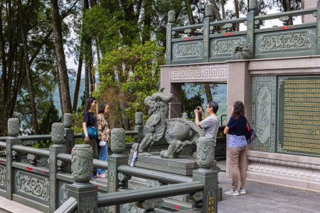 Téléchargez les photos : Sun Moon Temple, Taiwan - 24 mai 2023 : Les touristes chinois au temple Wenwu capturent avec enthousiasme des moments, prennent des photos au milieu de l'architecture complexe et de l'environnement serein, se plongent - en image libre de droit