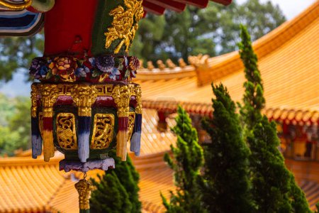 Foto de El encantador templo de Wenwu en Sun Moon Lake, Taiwán, sorprende con su gran arquitectura, colores vibrantes y aura sagrada. Una fascinante obra maestra de riqueza cultural y grandeza espiritual - Imagen libre de derechos