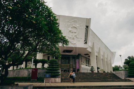 Foto de Hanoi, Vietnam - 28 de mayo de 2023: Ho Chi Minh Museum, una cautivadora mezcla de arquitectura moderna y tradicional, rinde homenaje al venerado líder. Expone en el interior de la crónica su viaje revolucionario - Imagen libre de derechos