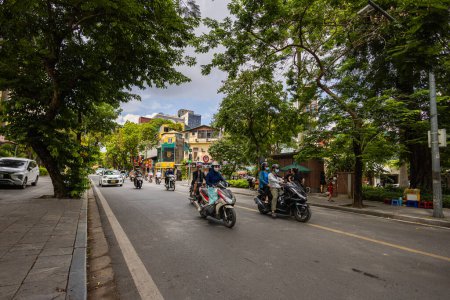 Foto de Hanoi, Vietnam - 28 de mayo de 2023: Encantadoras calles del casco antiguo revelan un cuadro vibrante: motocicletas y bicicletas zumbando, creando una cacofonía melódica. Esta escena enérgica muestra la cultura de Vietnam - Imagen libre de derechos