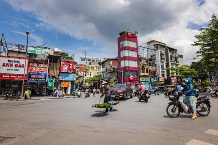Téléchargez les photos : Hanoi, Vietnam - 28 mai 2023 : Des rues enchanteresses de la vieille ville révèlent un tableau vibrant : motos et vélos défilent, créant une cacophonie mélodique. Cette scène énergique met en valeur la culture vietnamienne - en image libre de droit