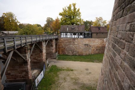 Foto de Nuremberg, Alemania - 25 de octubre de 2023: El Kaiserburg en Nuremberg cuenta con un foso profundo y protector que rodea sus paredes, lo que aumenta su encanto medieval y su importancia histórica. Castillo imperial - Imagen libre de derechos