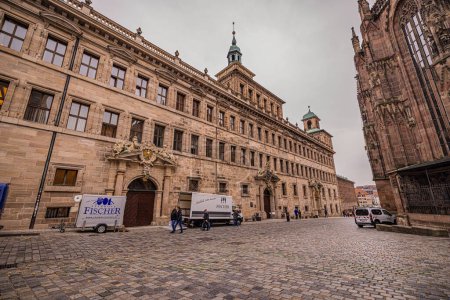Téléchargez les photos : Nuremberg, Allemagne - 25 octobre 2023 : Le Rathaus (hôtel de ville), situé dans la vieille ville de Nuremberg à côté de l'église Saint-Sebald (Sebalduskirche). Imposant bâtiment Renaissance dans le "Altstadt" - en image libre de droit