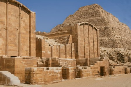 Téléchargez les photos : Saqqara contient le plus ancien complexe complet de bâtiments en pierre connu dans l'histoire, la pyramide de Djoser, construite sous la troisième dynastie. Admirez le vaste complexe des pyramides de Saqqara, un site archéologique - en image libre de droit