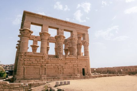 Téléchargez les photos : Découvrez les mystères du temple Philae à Assouan, un sanctuaire sacré qui vous transporte au cœur du passé égyptien. Cette photographie capture l'essence de ce joyau historique, ce qui en fait un complément parfait aux brochures de voyage, blogs, ou cultura - en image libre de droit