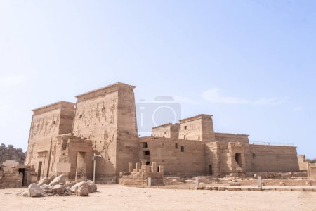 Téléchargez les photos : Découvrez les mystères du temple Philae à Assouan, un sanctuaire sacré qui vous transporte au cœur du passé égyptien. Cette photographie capture l'essence de ce joyau historique, ce qui en fait un complément parfait aux brochures de voyage, blogs, ou cultura - en image libre de droit