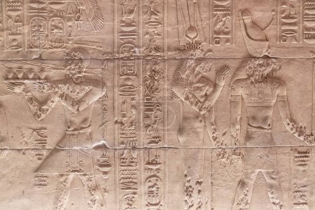 Téléchargez les photos : Découvrez les mystères du temple Philae à Assouan, un sanctuaire sacré qui vous transporte au cœur du passé égyptien. Cette photographie capture l'essence de ce joyau historique, ce qui en fait un - en image libre de droit