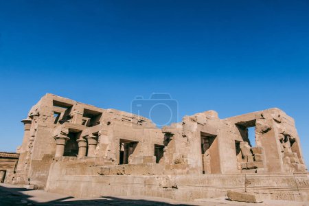 Téléchargez les photos : Capturez l'essence de l'Egypte antique avec cette image fascinante du temple Philae, niché gracieusement sur une île au milieu du Nil. Témoin de la grandeur architecturale qui rend hommage à la - en image libre de droit