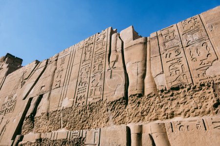 Téléchargez les photos : Capturez l'essence de l'Egypte antique avec cette image fascinante du temple Philae, niché gracieusement sur une île au milieu du Nil. Témoin de la grandeur architecturale qui rend hommage à la - en image libre de droit