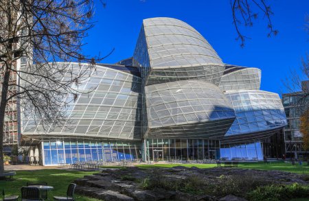Foto de Basilea, Suiza - 25 de octubre de 2022: Edificio Gehry de Novartis Pharma AG. Fue diseñado por Frank O. Gehry- un edificio futurista de vidrio y estructura de acero para cafetería, restaurante y foros. - Imagen libre de derechos