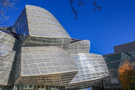 Foto de Basilea, Suiza - 25 de octubre de 2022: Edificio Gehry de Novartis Pharma AG. Fue diseñado por Frank O. Gehry- un edificio futurista de vidrio y estructura de acero para cafetería, restaurante y foros. - Imagen libre de derechos
