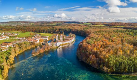 Vue aérienne panoramique de l'îlot de l'abbaye de Rheinau sur le Rhin aux couleurs splendides automnales, Suisse