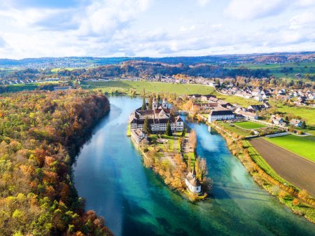 Luftaufnahme der Stiftsinsel Rheinau am Rhein in herbstlichen Farben, Schweiz