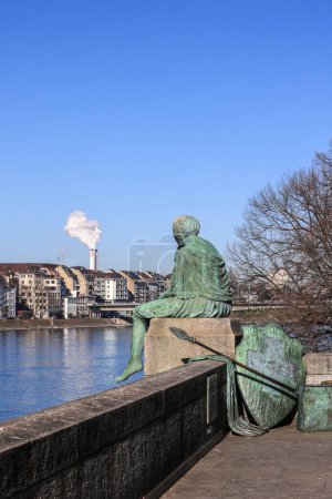 Téléchargez les photos : The bronze statue "Helvetia on the road" on the Mittlere Bridge in Basel. The thoughtfull female figure symbolizes the country faces its future. - en image libre de droit