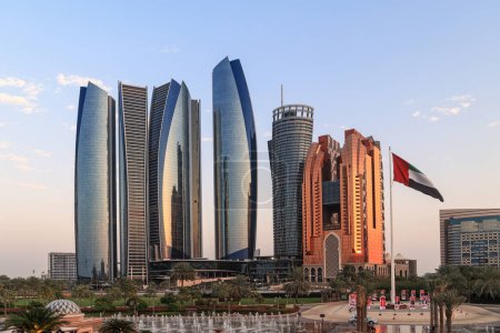 Téléchargez les photos : Abu Dhabi, Émirats arabes unis - 27 février. 2023 : Tours Etihad avec drapeau des EAU. Etihad Towers est un groupe de cinq bâtiments pour bureaux, appartements et l'hôtel Grand Hyatt - en image libre de droit