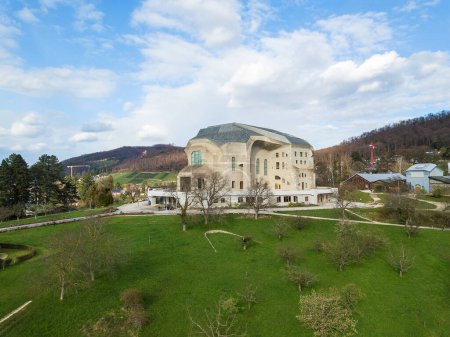 Téléchargez les photos : Dornach, Suisse - 27 mars. 2023 : Architecture moderne du Goetheanum II, dessinée dans le style de l'architecture expressionniste en 1924, est le centre mondial pour le mouvement anthroposophique. - en image libre de droit