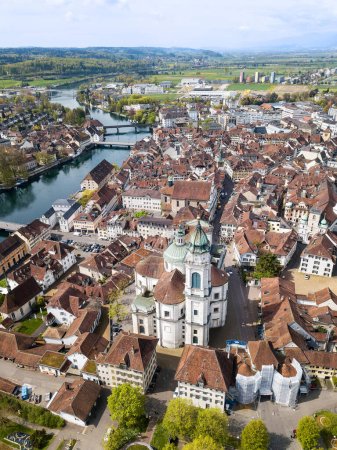 Luftaufnahme der Altstadt von Solothurn mit dem St. Ursus-Dom - einem Schweizer Kulturerbe von nationaler Bedeutung - im Zentrum. 