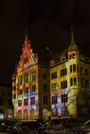 Téléchargez les photos : Zurich, Suisse - 02. Janvier 2022 : Le nouveau spectacle de lumière de l'année dans le centre-ville de Zurich avec de belles scènes graphiques projetées sur les bâtiments publics. - en image libre de droit