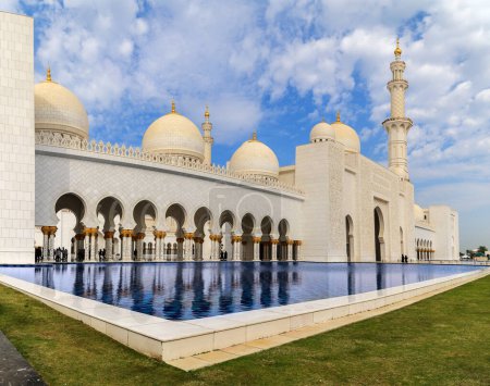 Foto de La entrada principal de la Gran Mezquita Shaikh Zayed en la ciudad capital de Abu Dhabi de los Emiratos Árabes Unidos - Imagen libre de derechos