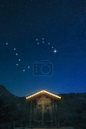 Téléchargez les photos : Une vraie scène nocturne sur une cabane de montagne avec un ciel étoilé montrant une constellation de grande plongeuse et petite plongeuse et l'étoile polaire - en image libre de droit